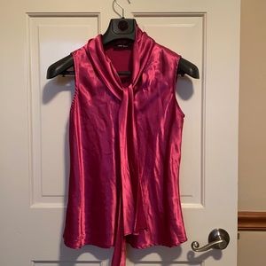 Nine West women’s sleeveless dress blouse. Fuchsia